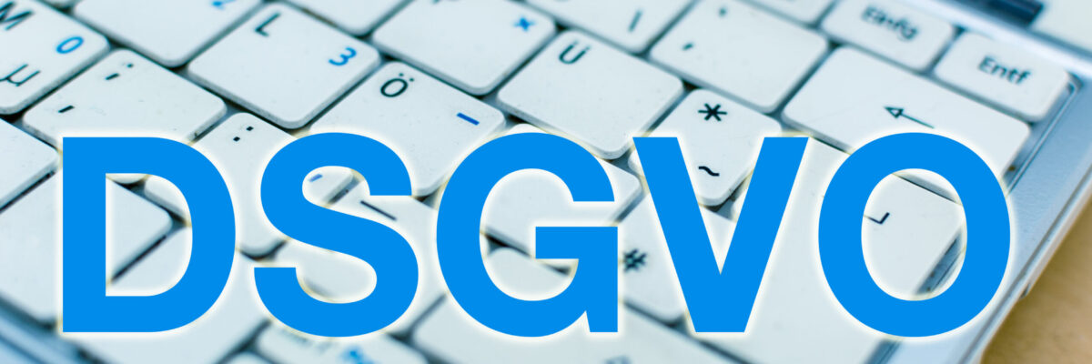 Die Buchstaben DSGVO in blauer Schrift vor der Tastatur eines Laptops. Das heißt Datenschutzgrundverordnung